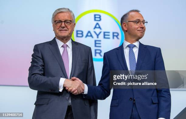 Dpatop - 26 April 2019, North Rhine-Westphalia, Bonn: Werner Baumann , Chairman of the Board of Management of Bayer AG, and Werner Wenning, Chairman...