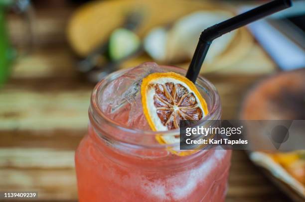 guava and lemon juice on a wooden table - guayaba fotografías e imágenes de stock
