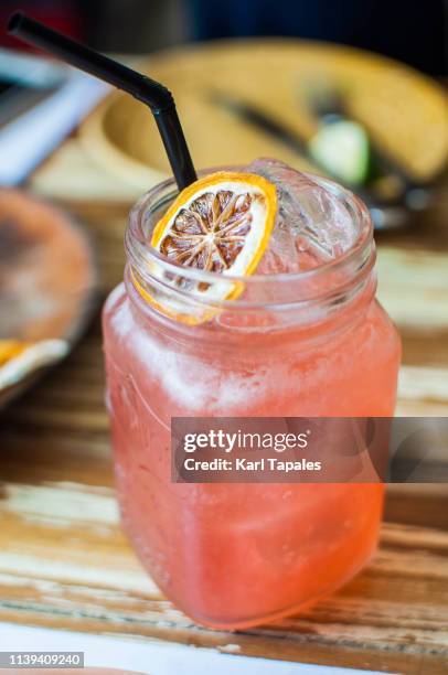 guava and lemon juice on a wooden table - limonade stockfoto's en -beelden