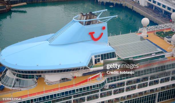 kreuzfahrtschiff tui dockt in singapore harbor an - tui ag stock-fotos und bilder
