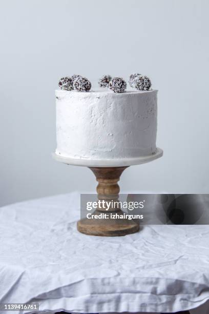 gâteau végétarien de mariage ou d’anniversaire blanc sur un fond blanc - gateau anniversaire fond blanc photos et images de collection