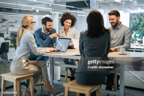 entrepreneurs heureux travaillant à une réunion dans le bureau. - réunion du personnel photos et images de collection