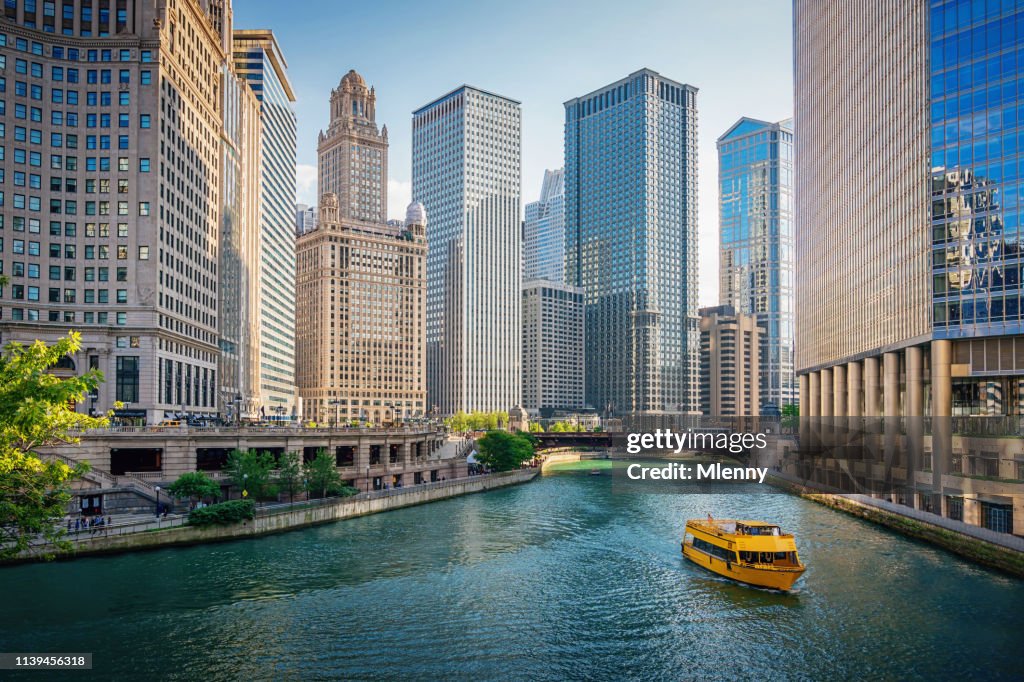 Chicago River Tourboat centrum van Chicago wolkenkrabbers