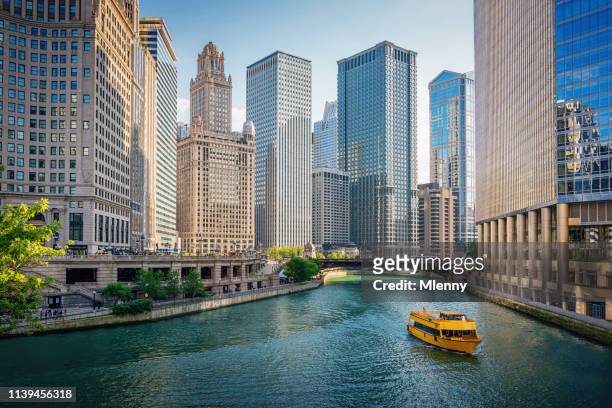 chicago river tourboat downtown chicago skyscrapers - urban skyline stock pictures, royalty-free photos & images
