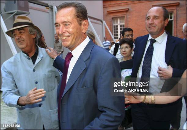 Dominique Baudis's exit of the Justice Palace of Toulouse after his confrontation with Patrice Alegre, Patricia, Lakhdar Messaoudene and the other...