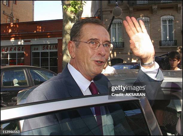 Dominique Baudis's exit of the Justice Palace of Toulouse after his confrontation with Patrice Alegre, Patricia, Lakhdar Messaoudene and the other...