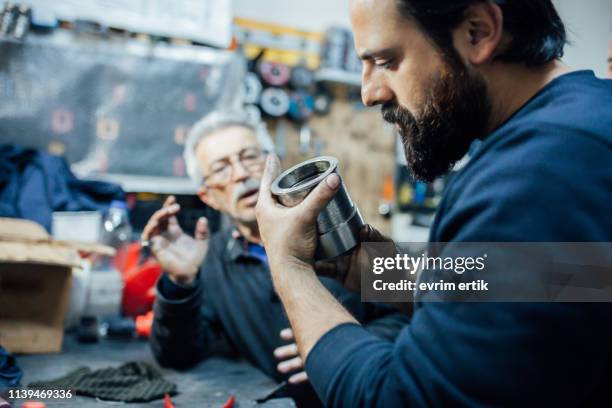 ingeniero está comprobando el rodamiento de engranajes - lubricación fotografías e imágenes de stock