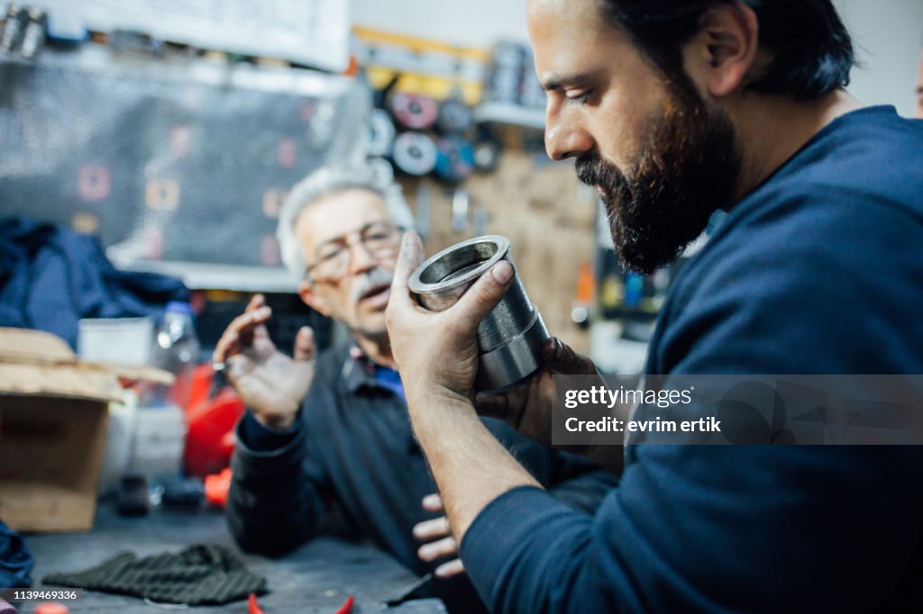Ingegnere sta controllando cuscinetto ingranaggi