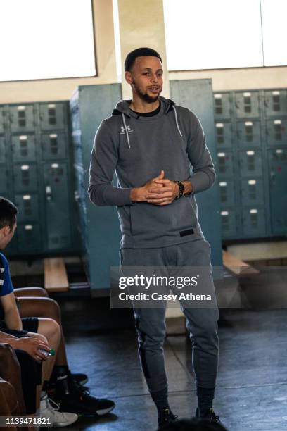 Stephen Curry talks to the players at the Underrated Tour on March 30, 2019 in Oakland, California.