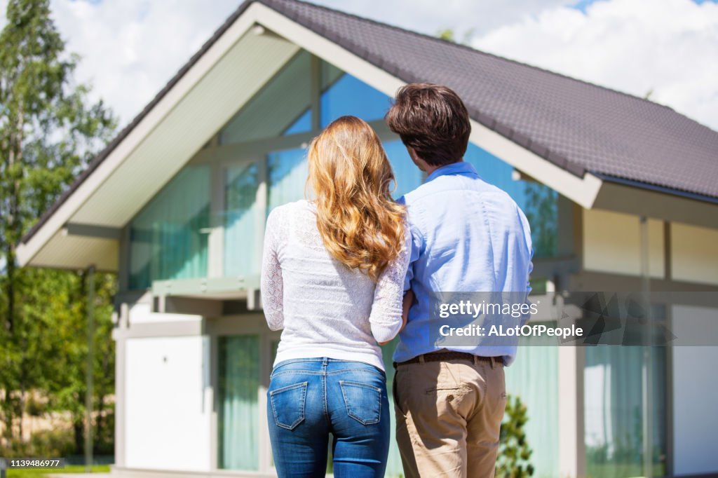 Paar en hun huis