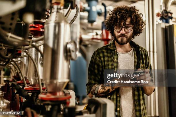 boilerkamer - verwarmingsmonteur stockfoto's en -beelden