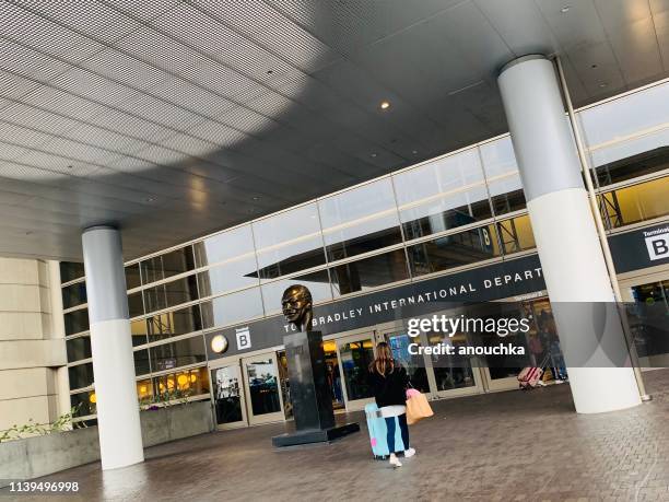los angeles airport, tom bradley international terminal - flughafen los angeles stock-fotos und bilder