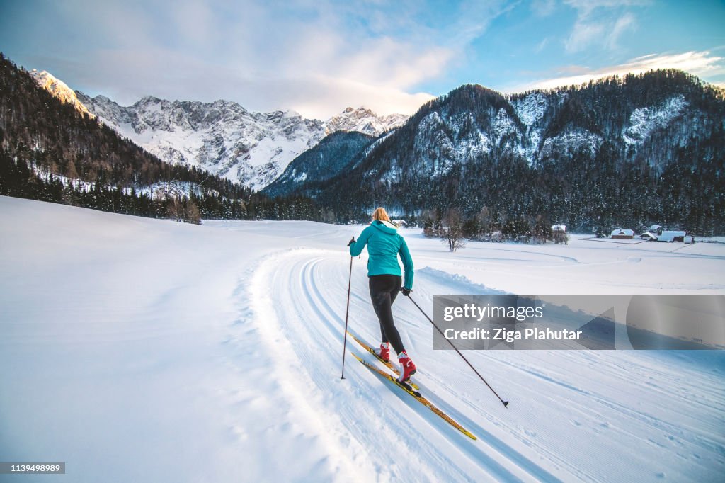 Cross-Country skiier glijden op de hellingen