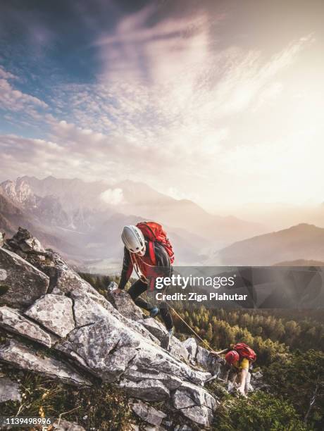 登山家のカップル, ヴィアフェラータ経由で登る, 安全な登山ルート - clambering ストックフォトと画像