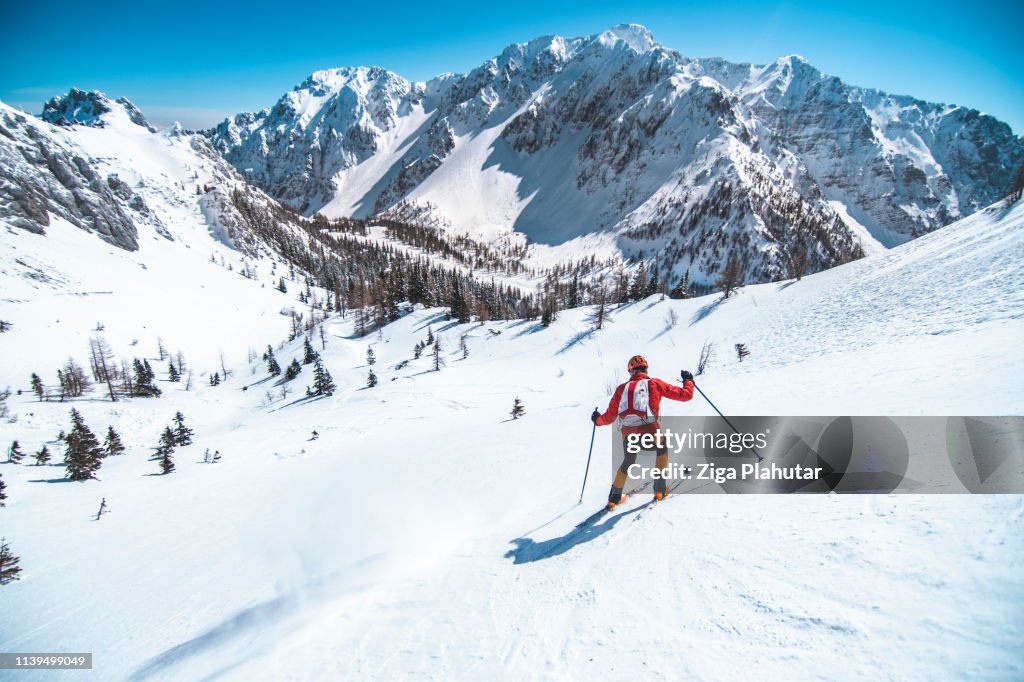 Skier de gira por los Dolomitas, Italia