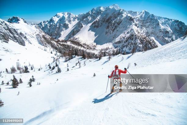 esquiador que excursiona em torno das dolomites, italy - montanhas dolomitas - fotografias e filmes do acervo