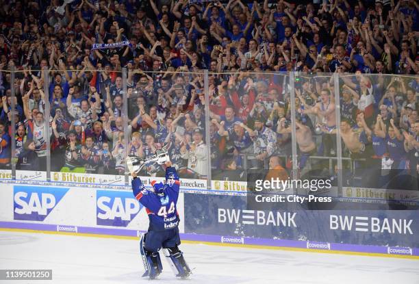 Dennis Endras of the Adler Mannheim celebrates with the trophy after the game between the Adler Mannheim and the EHC Red Bull Muenchen at the SAP...