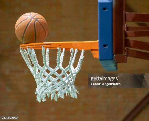 basketball ball before enter inside the net - espectador photos et images de collection