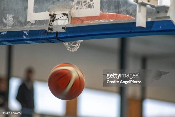 basketball ball dropping in the air - espectador photos et images de collection