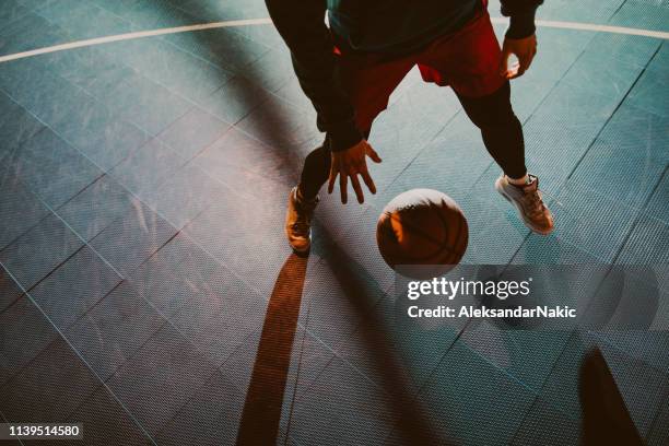 basketball-spieler im einsatz - basketball shoe stock-fotos und bilder