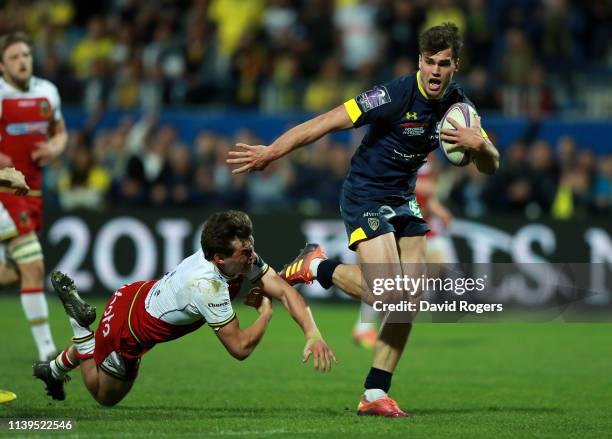 Damian Penaud of Clermont Auvergne breaks away from George Furbank to score a try during the Challenge Cup Quarter Final match between Clermont...