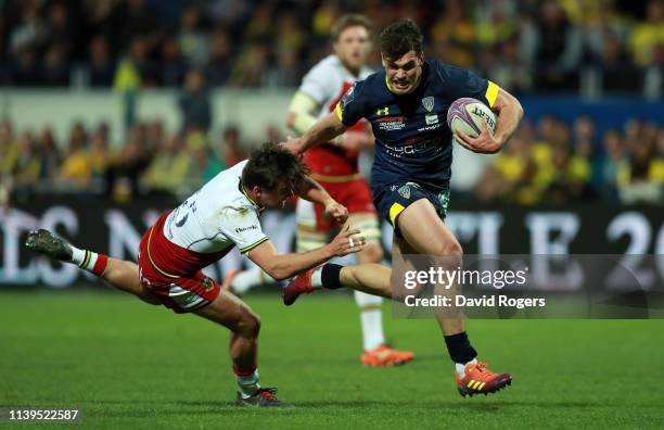 Damian Penaud of Clermont Auvergne breaks away from George Furbank to score a try during the Challenge Cup Quarter Final match between Clermont...
