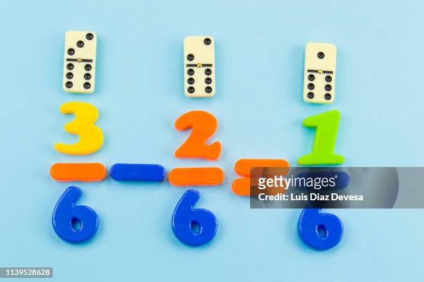 learn subtract fractions using dominoes - subtraktion bildbanksfoton och bilder