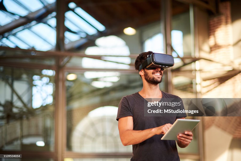 Hombre usando el simulador de realidad virtual auriculares