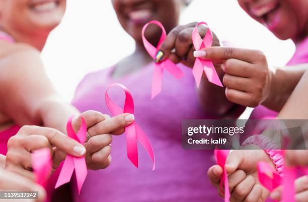 groep van vrouwen in roze, borstkanker awareness linten - cancer survivor stockfoto's en -beelden