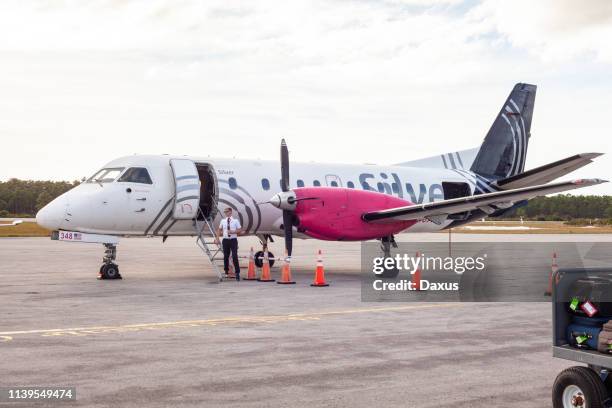 silver airways vliegtuig - abaco islands stockfoto's en -beelden