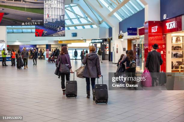 inside laguardia airport ny - laguardia airport stock pictures, royalty-free photos & images