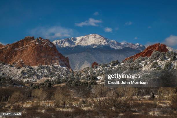 blick auf den garten des götten-parks - pikes peak stock-fotos und bilder