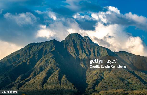 mount sabyinyo - rwanda - fotografias e filmes do acervo