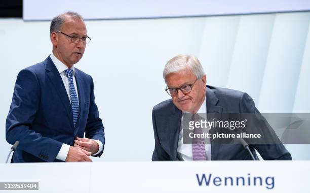 Dpatop - 26 April 2019, North Rhine-Westphalia, Bonn: Werner Baumann , Chairman of the Board of Management of Bayer AG, and Werner Wenning, Chairman...