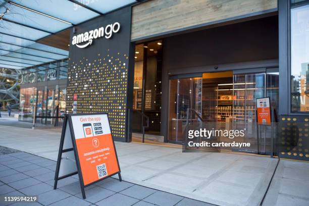 amazon go automated shopping im headquarters building, seattle washington usa - aufsteller stock-fotos und bilder