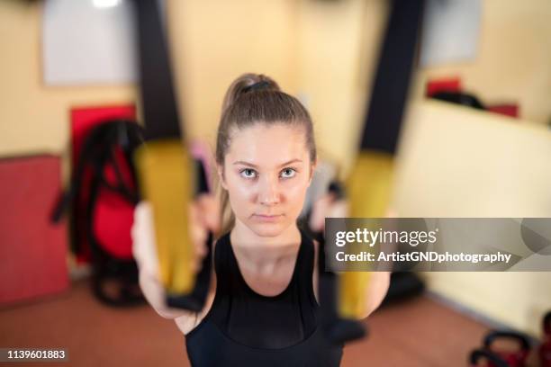 frauen in ems trainieren, fahrwerkstraining im fitnessstudio - ems sport stock-fotos und bilder