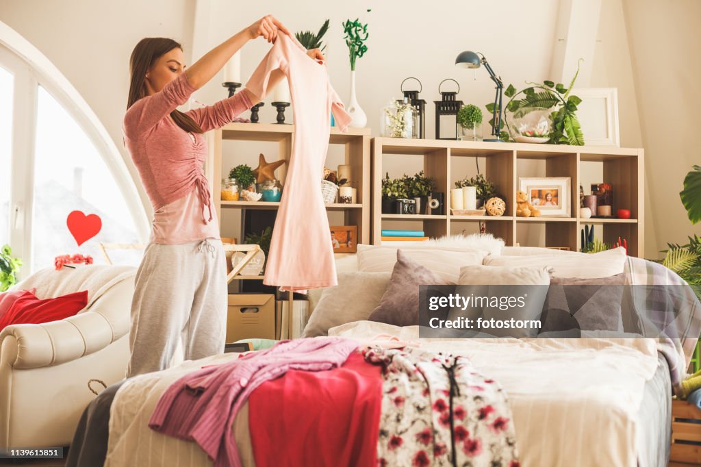 Vrouw bereiden dagelijkse outfit in de slaapkamer