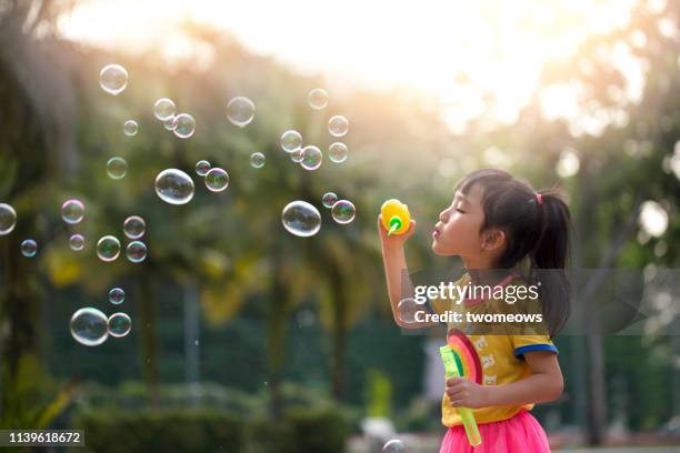 preschoolers girl soap bubble play time. - bubble wand photos et images de collection