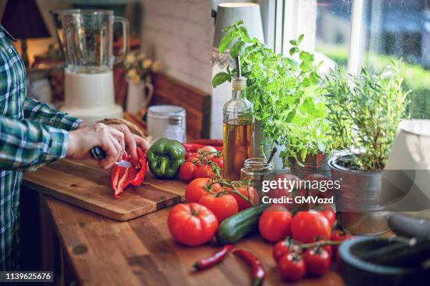 zubereitung gemüse gazpacho suppe mit tomaten, gurken, paprika und kräutern - gazpacho stock-fotos und bilder