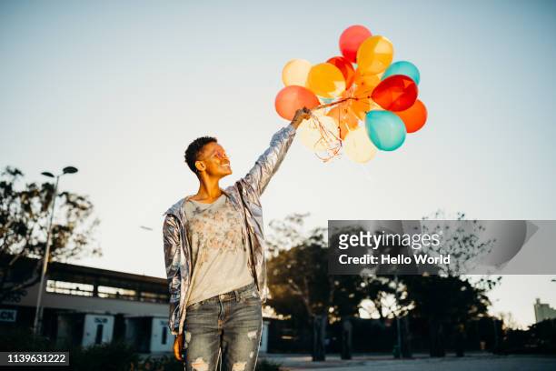 happy days with balloons - releasing balloons stock pictures, royalty-free photos & images