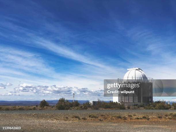 telescópio da astronomia do observatório com espaço da cópia - karoo - fotografias e filmes do acervo