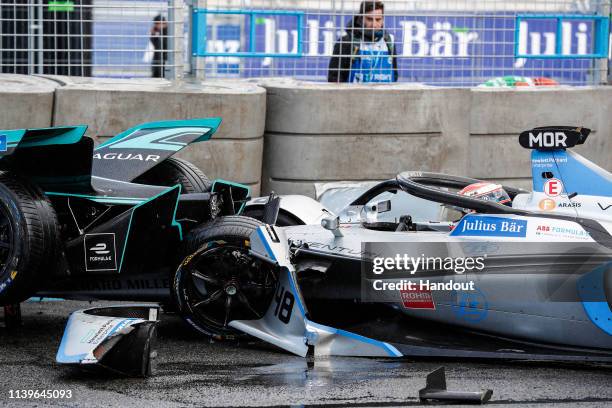 Alex Lynn , Panasonic Jaguar Racing, Jaguar I-Type 3, crashes into the barrier with Edoardo Mortara Venturi Formula E, Venturi VFE05 rear ended him...