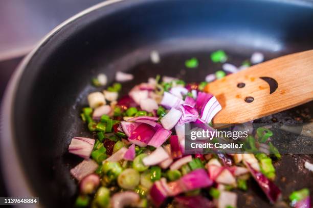cuisine - oignons sautées dans une poêle - sauteed stock pictures, royalty-free photos & images