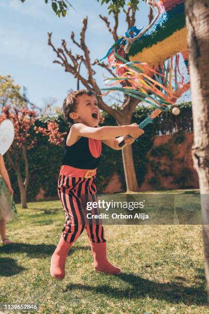 jungs brechen piñata auf einer party - tiny mexican girl stock-fotos und bilder