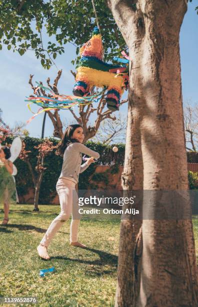 jungs brechen piñata auf einer party - tiny mexican girl stock-fotos und bilder