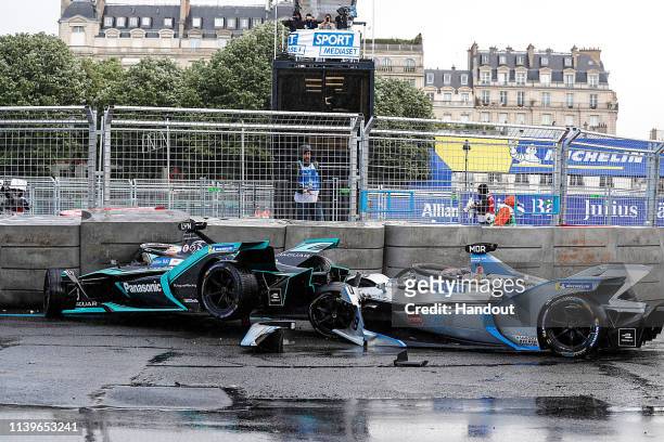 Alex Lynn , Panasonic Jaguar Racing, Jaguar I-Type 3, crashes into the barrier with Edoardo Mortara Venturi Formula E, Venturi VFE05 rear ended him...