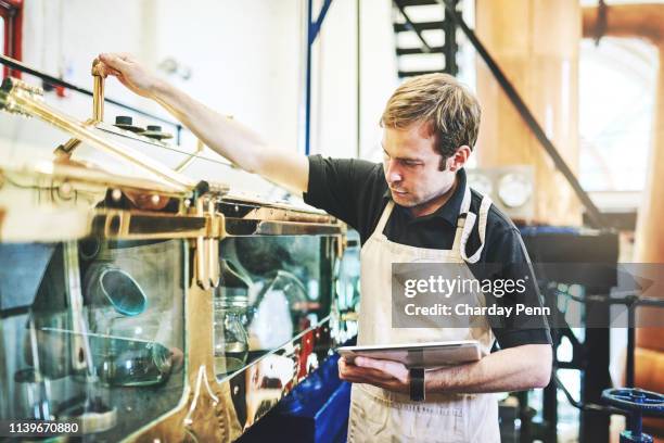 è tutta una volta la precisione quando si tratta di birra - dietro le quinte concetto foto e immagini stock