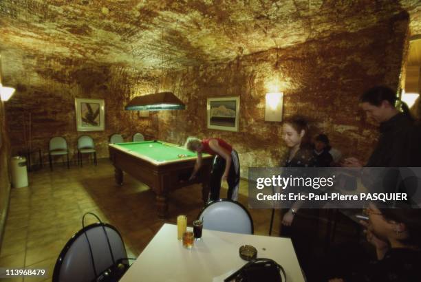 Living Underground In Coober Pedy, Australia-The bar at Coober Pedy's underground Desert Cave Hotel is equipped with a pool table.