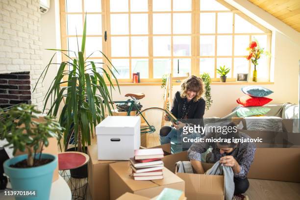 married couple packing stuffs in boxes - arrangement stock pictures, royalty-free photos & images