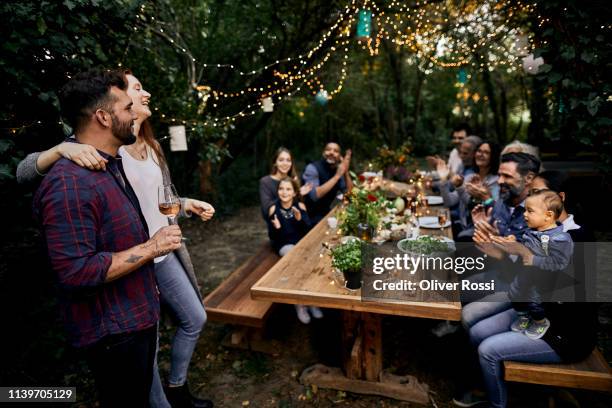 couple making a speech on a garden party - party host stock photos et images de collection